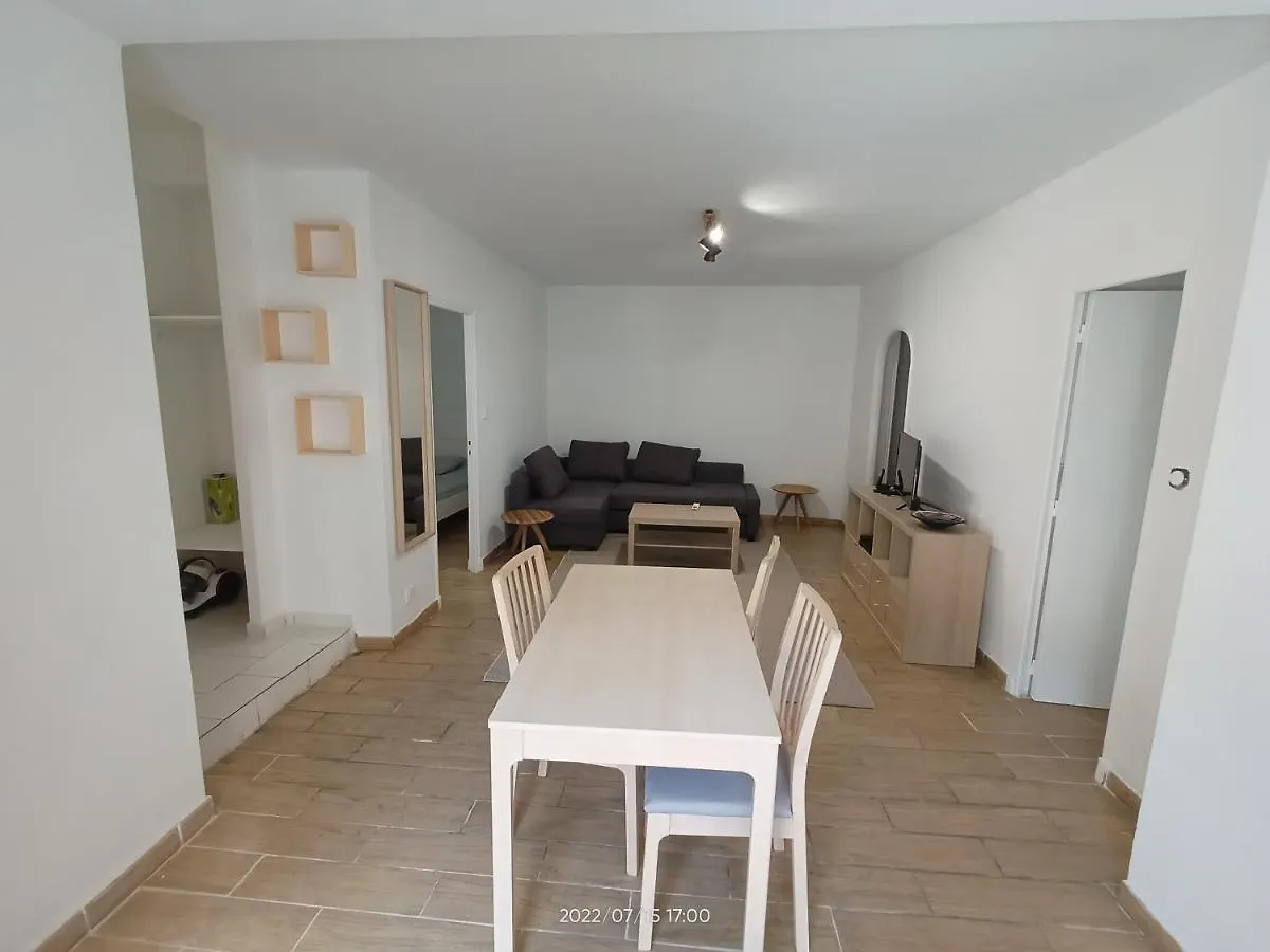 T2 Renove En Rdc Avec Cour, Intra Muros Avignon France